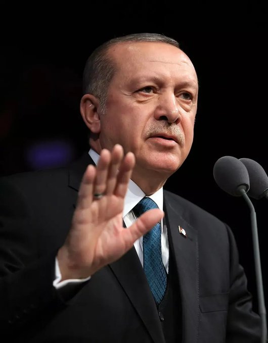 Cumhurbaşkanı Erdoğan:

🔺Milletin kendilerine emanet ettiği silahlarla kardeşlerimizi ailelerinden, bizden koparan FETÖ'cü alçaklar sonsuza kadar lanetle, nefretle hatırlanacaklar.

🔺FETÖ ile mücadelemize hız kesmeden, aynı kararlılıkla devam edeceğiz. Burada toprağa düşen