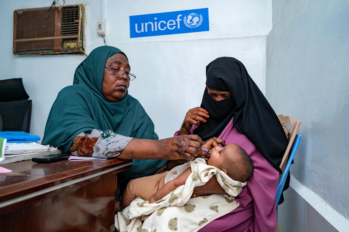 UNICEFSudan's tweet image. In #Sudan, conflict disrupts health services, but with @UNICEF & @gavi support, mothers like Sabrine and vaccinators like Intesar are determined to protect children, no matter what. Every dose counts.
Read how they do it: unicef.link/4nQMJZO
#VaccinesWork #ForEveryChild