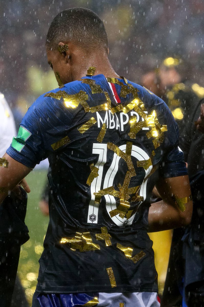 Hoy hace 7 años, Kylian Mbappé ganó su primer mundial con 19 años, siendo FIGURA y marcando gol en la FINAL. 🐢