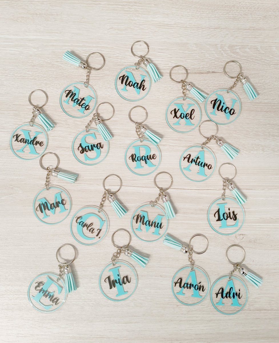 IlusionSandra's tweet photo. Llaveros como detalle para eventos. Se puede elegir el color. Son de metacrilato y el nombre e inicial en vinilo permanente.
.
#llaveros
#eventos #detalles https://t.co/sZC47JQrVu