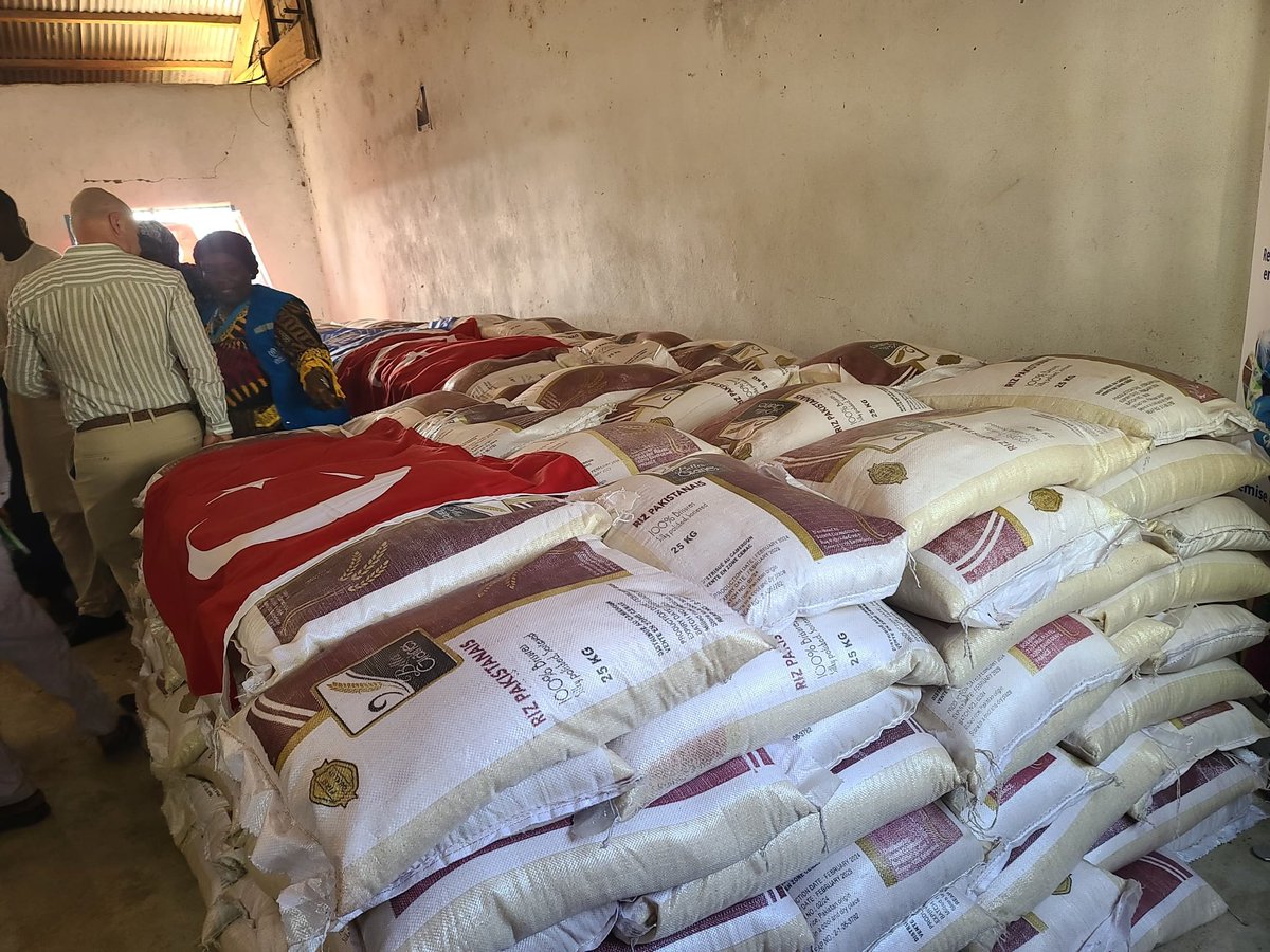 🎗️ 🤝 S.E. M. Volkan Öskiper, Ambassadeur de Turquie au 🇨🇲, a visité le camp de Minawao.  

Une journée riche en échanges, marquée par un don de vivres, soulignant l’importance de répondre aux besoins critiques en matière de santé et de ravitaillement pour les réfugiés. #UNHCR