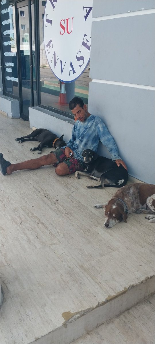 El es Jorge está en Playa El Angel #Maneiro muchos lo conocen. Recientemente fue desalojado del lugar que habitaba, perdió todos, y ahora duerme en la calle con sus 4 perros, sus 20 gatos están en el terreno. Si pasas por la zona ayúdalo con comida para su manada