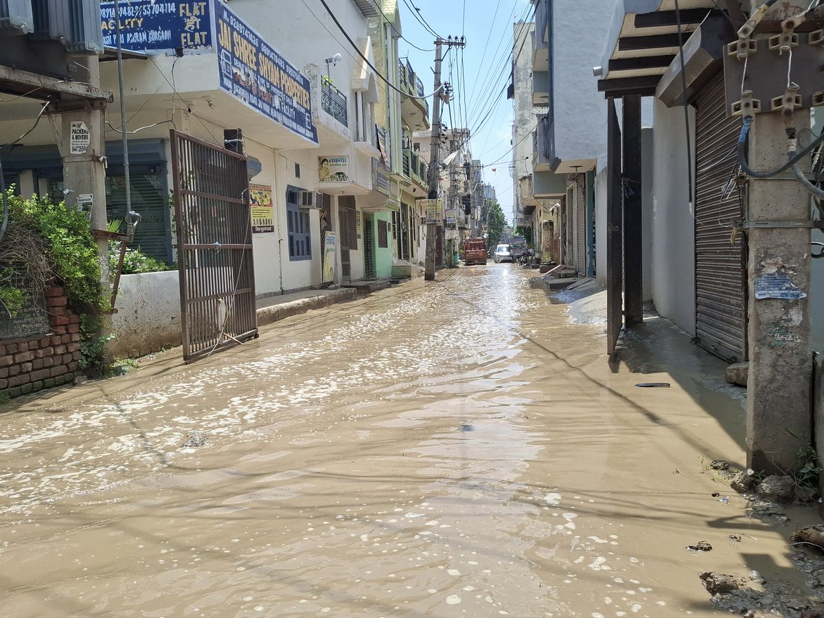 JournalistKris2's tweet image. #Gurugram #Gurgaon
@MunCorpGurugram के अधिकारियो का निकम्मापन कहे या लापरवाही
-@NayabSainiBJP जी आप एक बार राजेद्रा पार्क का दौरा जरूर करें, आपको पता चल जायेगा धरातल पर क्या चल रहा है, लोग घरों मे कैद रहने को मजबूर है #गुड़गांव
@PMOIndia @DC_Gurugram #स्वच्छभारत
