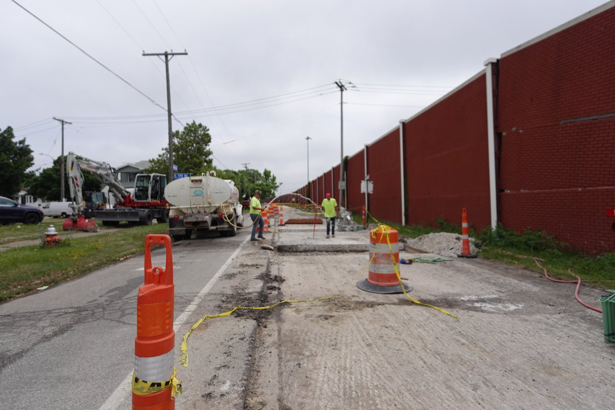 ODOT_Cleveland's tweet image. This road crew is in the process of giving Villaview Road a fresh start by doing a resurfacing project! 👍 #Resurface #Makeover