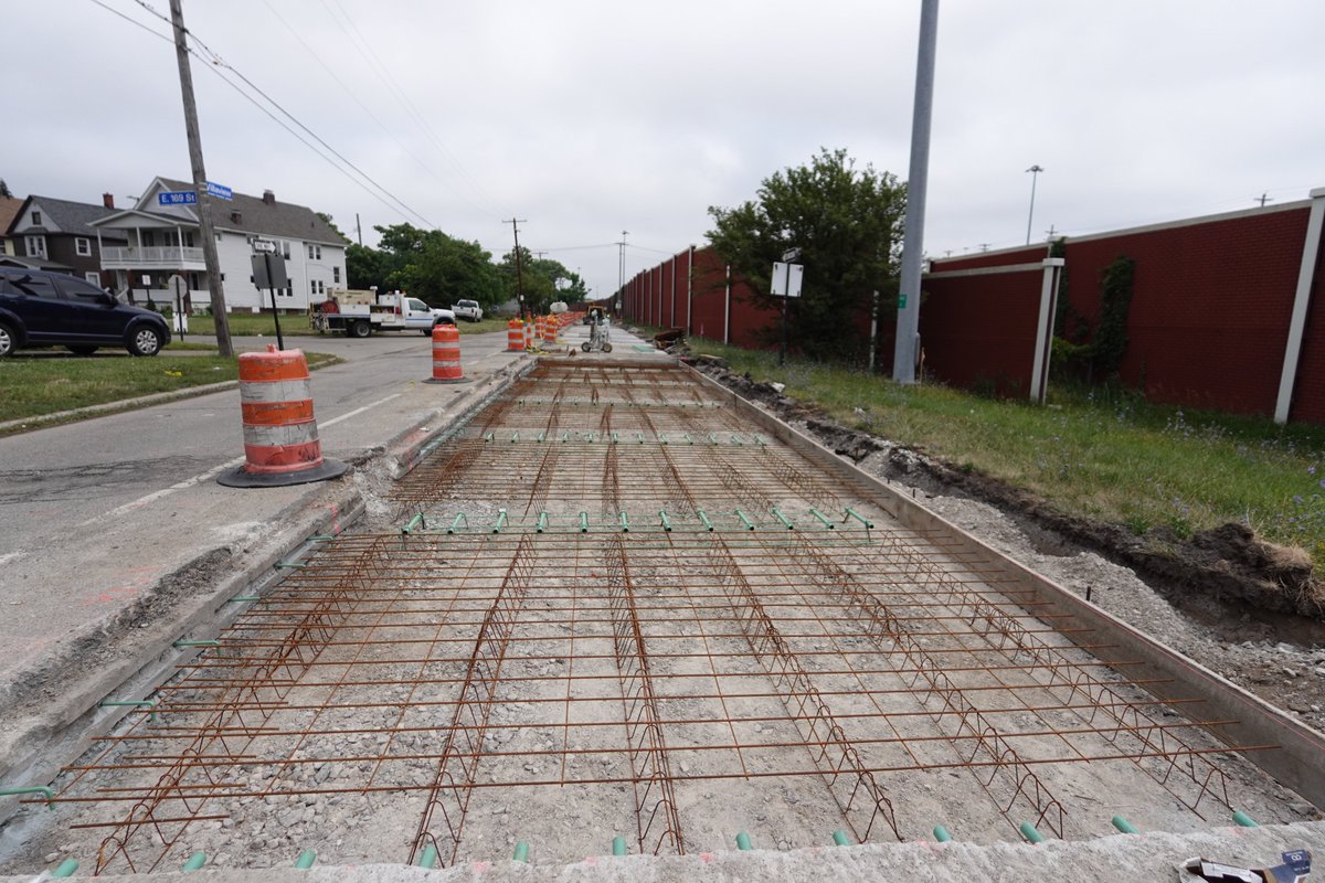 ODOT_Cleveland's tweet image. This road crew is in the process of giving Villaview Road a fresh start by doing a resurfacing project! 👍 #Resurface #Makeover