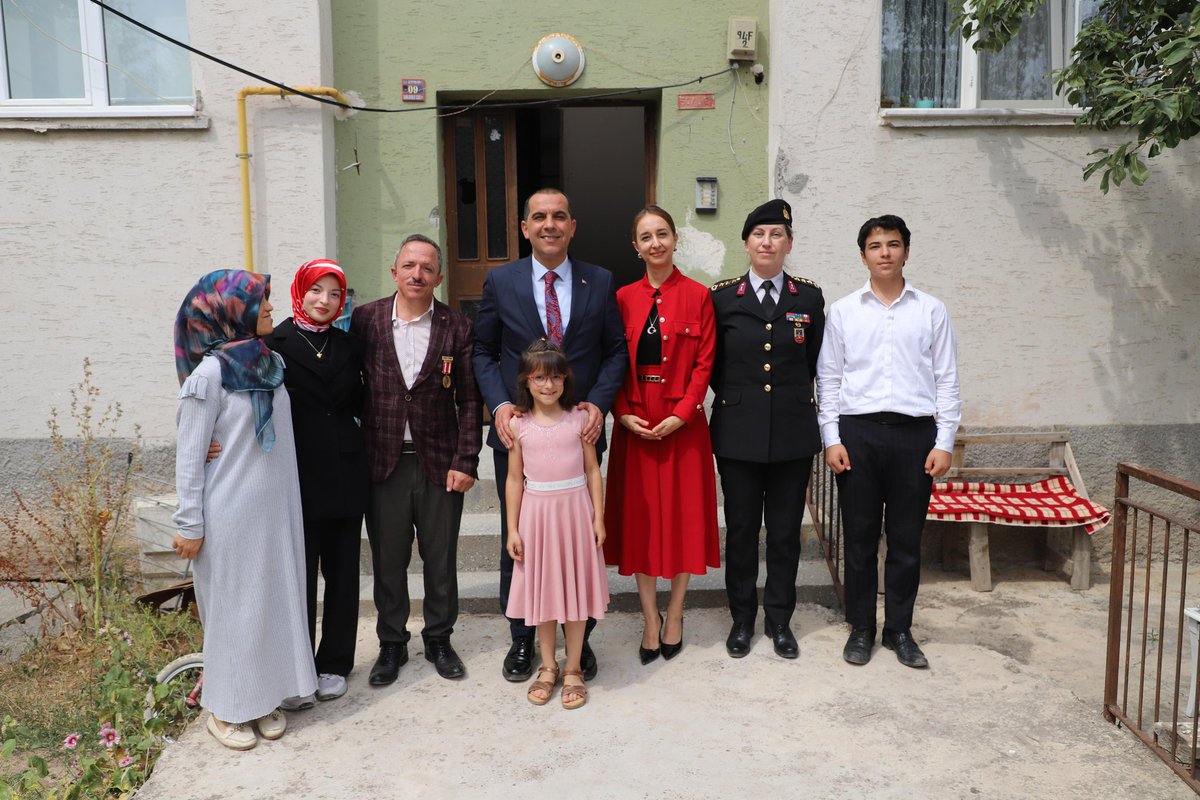 Çankırı Valiliği (@cankirivaliligi) on Twitter photo Valimiz Sn. <a href="/firattasolar/">M. Fırat Taşolar</a> ve eşi Hanımefendi Sn. Didem Taşolar, İl Jandarma Komutanı Sn. J. Kd. Alb. Gülden Mat Şakir ile birlikte, 15 Temmuz Demokrasi ve Milli Birlik Günü etkinlikleri kapsamında 15 Temmuz Gazisi Selahattin Karayel'i ziyaret etti. Valimiz Sn. <a href="/firattasolar/">M. Fırat Taşolar</a> ve eşi Hanımefendi Sn. Didem Taşolar, İl Jandarma Komutanı Sn. J. Kd. Alb. Gülden Mat Şakir ile birlikte, 15 Temmuz Demokrasi ve Milli Birlik Günü etkinlikleri kapsamında 15 Temmuz Gazisi Selahattin Karayel'i ziyaret etti.