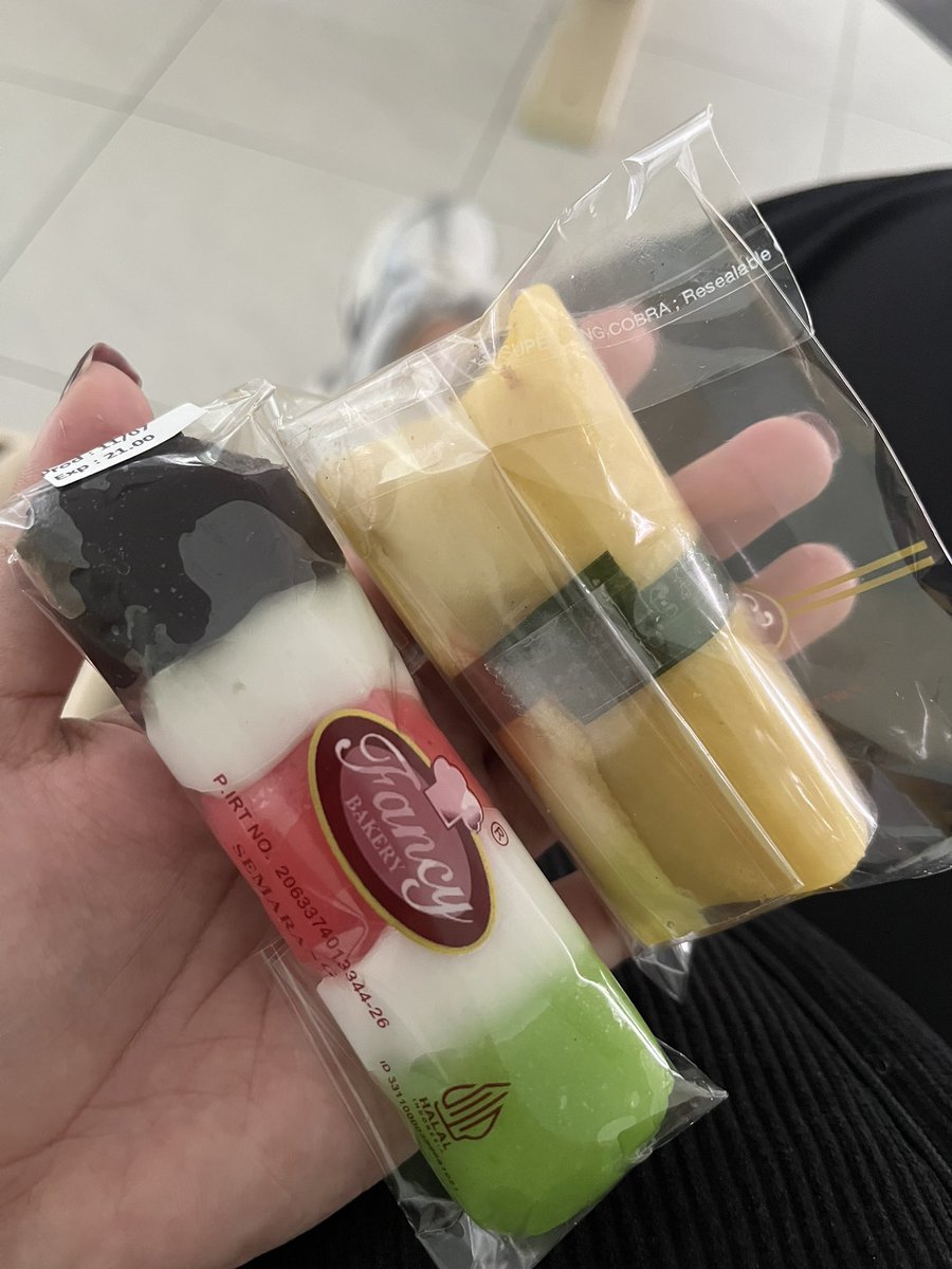 grinteelatte's tweet photo. Mari mengenal jajanan pasar🍡🍙
- Kiri = putri mandi (yg warna cokelat-merah-hijau dari ketan isinya parutan kelapa manis, yg putih kek bubur sumsum)

- Kanan = semar mendem (dalemnya kek lemper cuma dibalutin dadar di luarnya)

To be continue .. 😀 https://t.co/QiSCpm01q1