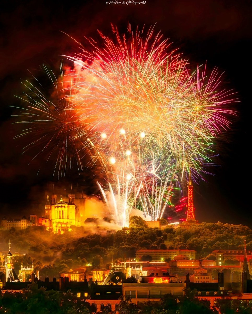 Magnifique feux d'artifice 2025 sur la capitale des Gaules 🦁 🇫🇷

Par ©️ Ninoversalphotography
(Instagram /Facebook)

#Lyon #feuxdartificelyon #feuxdartifices #fireworks #feuxdartifices2025 #14juillet2025 #fetenationale