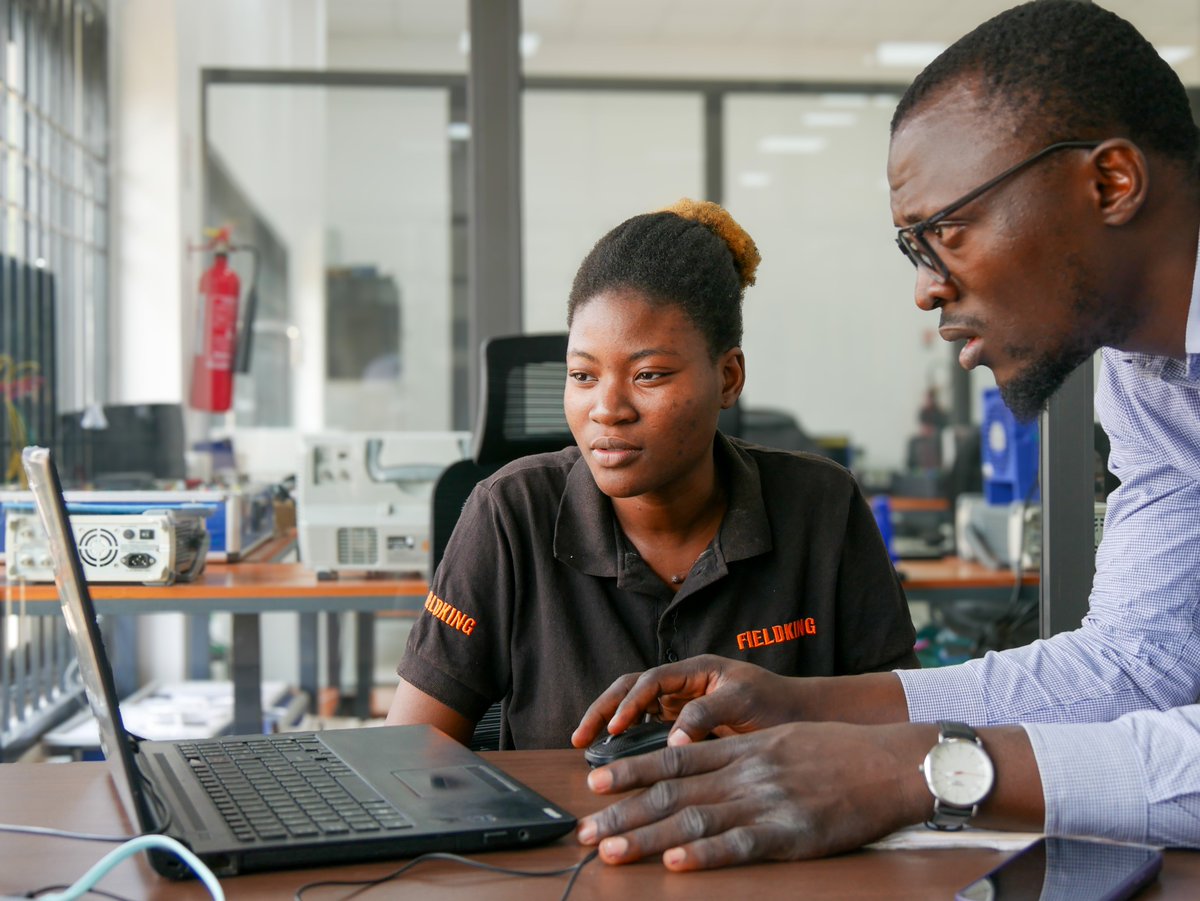 PNUDBenin's tweet photo. Aujourd'hui, c'est la #JournéeMondialeDesCompétencesDesJeunes sur le thème de l'autonomisation des jeunes grâce à l'#IA &amp; aux compétences numériques.

Au Bénin 🇧🇯, nous dotons les jeunes de compétences numériques et leur offrons des opportunités de formation à travers l'#UniPod. https://t.co/iuCtA255BD