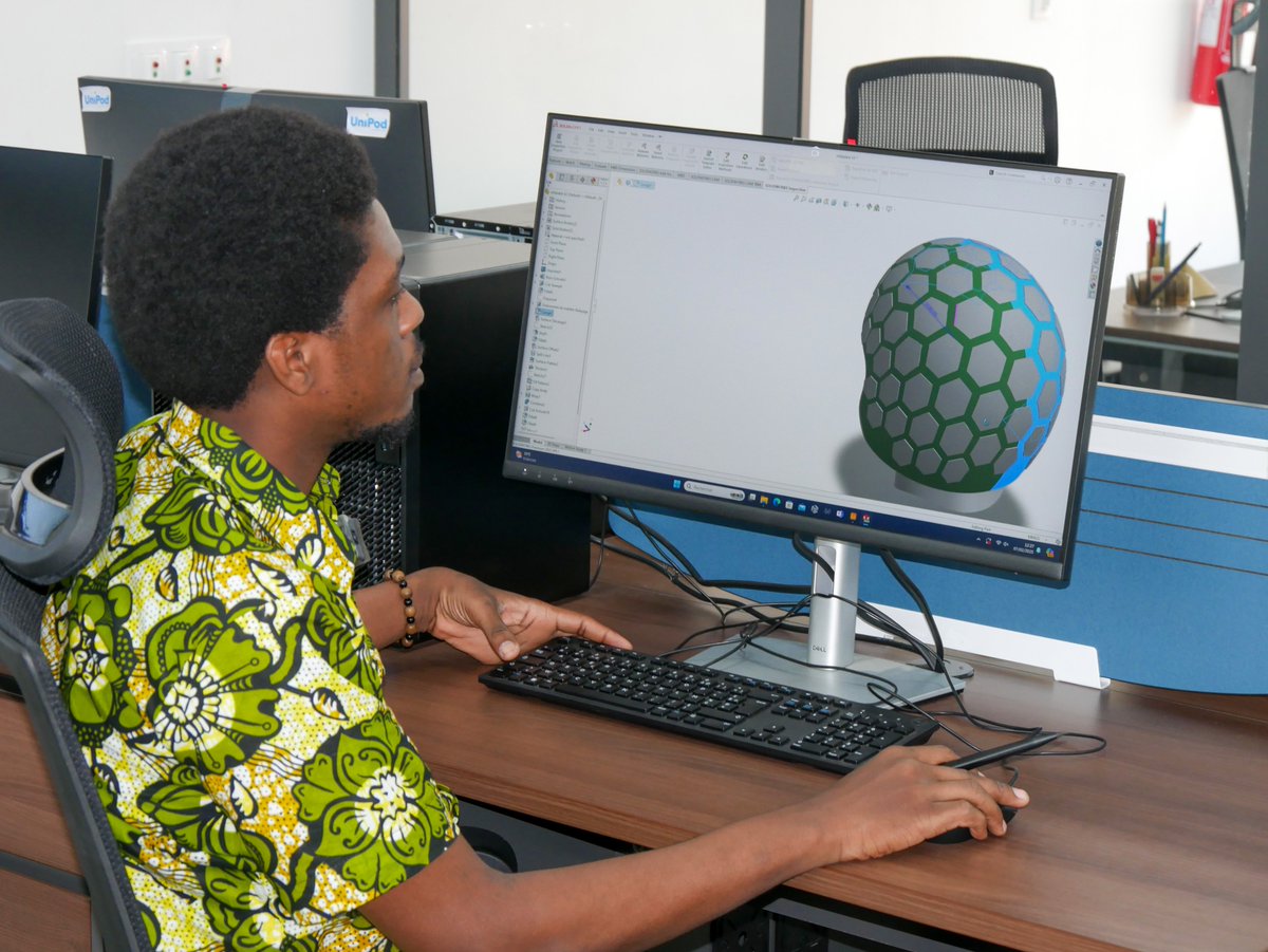 PNUDBenin's tweet photo. Aujourd'hui, c'est la #JournéeMondialeDesCompétencesDesJeunes sur le thème de l'autonomisation des jeunes grâce à l'#IA &amp; aux compétences numériques.

Au Bénin 🇧🇯, nous dotons les jeunes de compétences numériques et leur offrons des opportunités de formation à travers l'#UniPod. https://t.co/iuCtA255BD