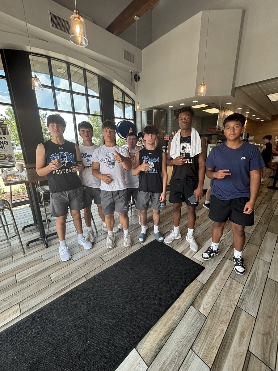 matkins2_'s tweet image. Goodfellas to jersey mikes after Tuesdays practice @SCNFBOFFICIAL @robertpomazak