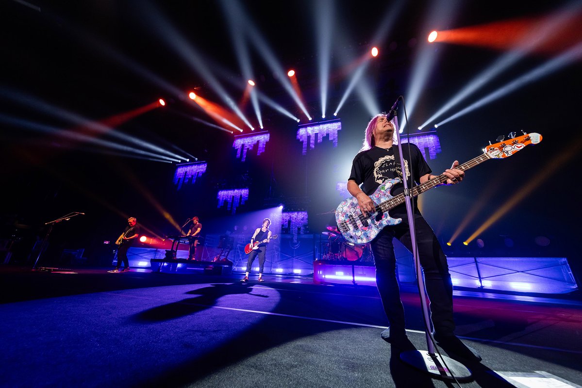 googoodolls's tweet image. Kicking off the SUMMER ANTHEM TOUR with a sold out show in Phoenix !!!!