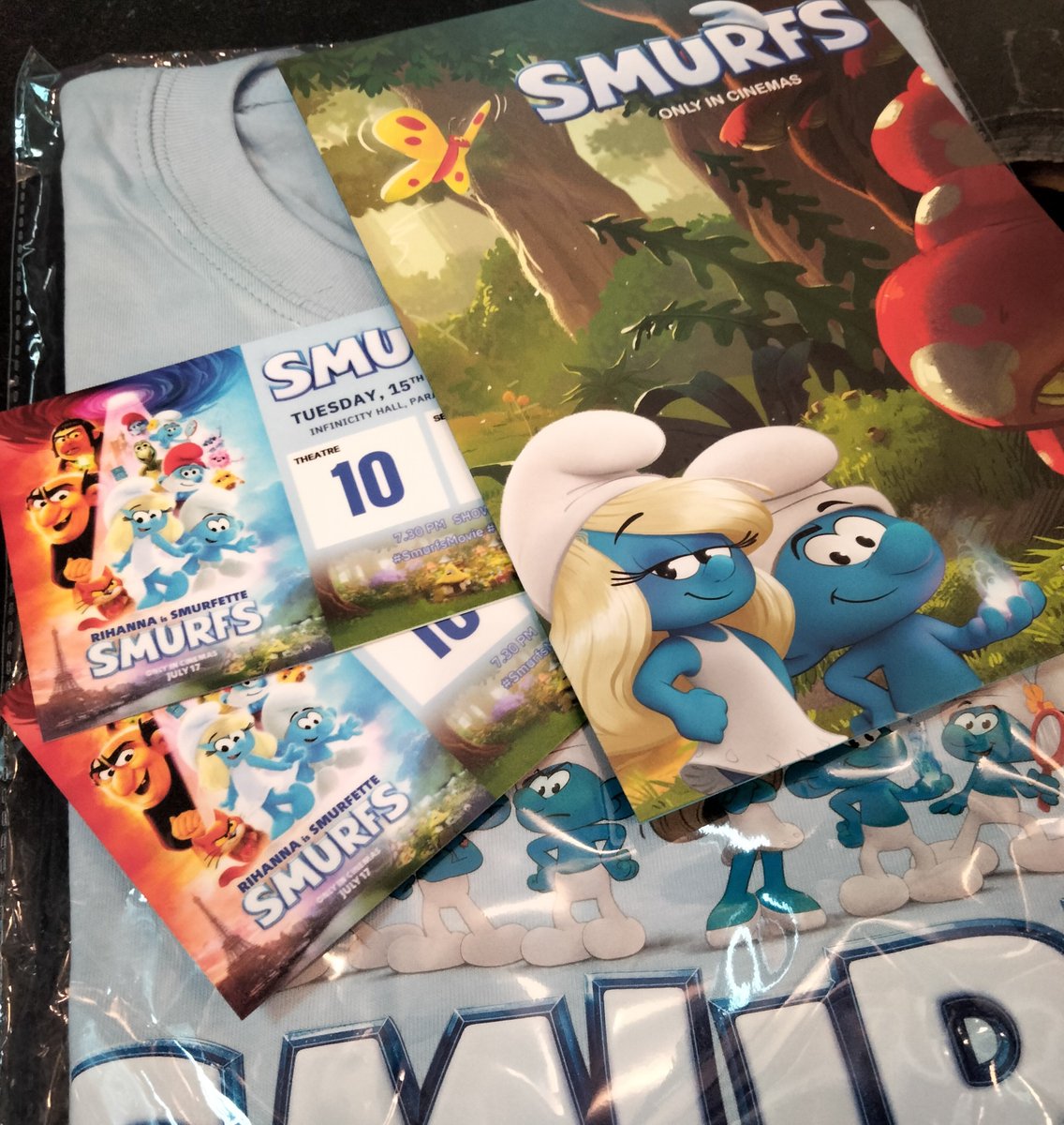 Evilviolettabel's tweet image. #SmurfsMovie
สดใสจากความเป็นกึ่งมิวสิคัลและมีตัวละครที่น่ารัก มีประเด็นที่ดูโตเกินเด็กนิด ๆ ในแง่ของการค้นหาตัวเอง ซึ่งหนังไม่ได้ลงลึกตรงนี้มากนักแต่เลือกเวย์ผจญภัยที่ทำให้ไอเดียการดีไซน์ฉากได้ออกมาเฉิดฉายมากกว่า เนื้อหาดูเผิน ๆ คือเด็กดูได้ ส่วนมุกตลกค่อนข้างเจาะกลุ่มผู้ใหญ่กว่า