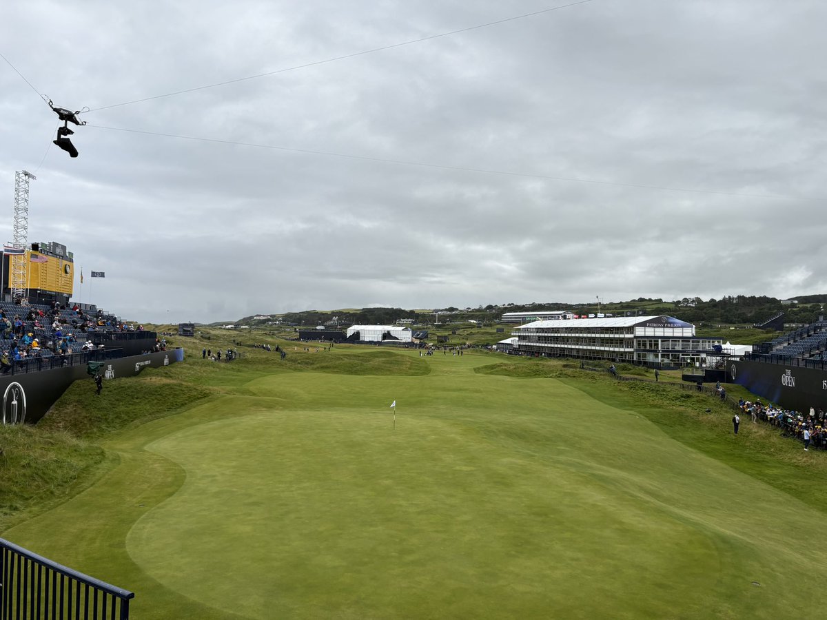 AlanShipnuck's tweet image. Relaxed players + jovial fans makes for delightful Tuesday evening viewing in the 18th hole grandstand. “Congrats on the new baby, Jordan!” Spieth smiles and waves…and then gets an ovation for signing autographs for 10 minutes.