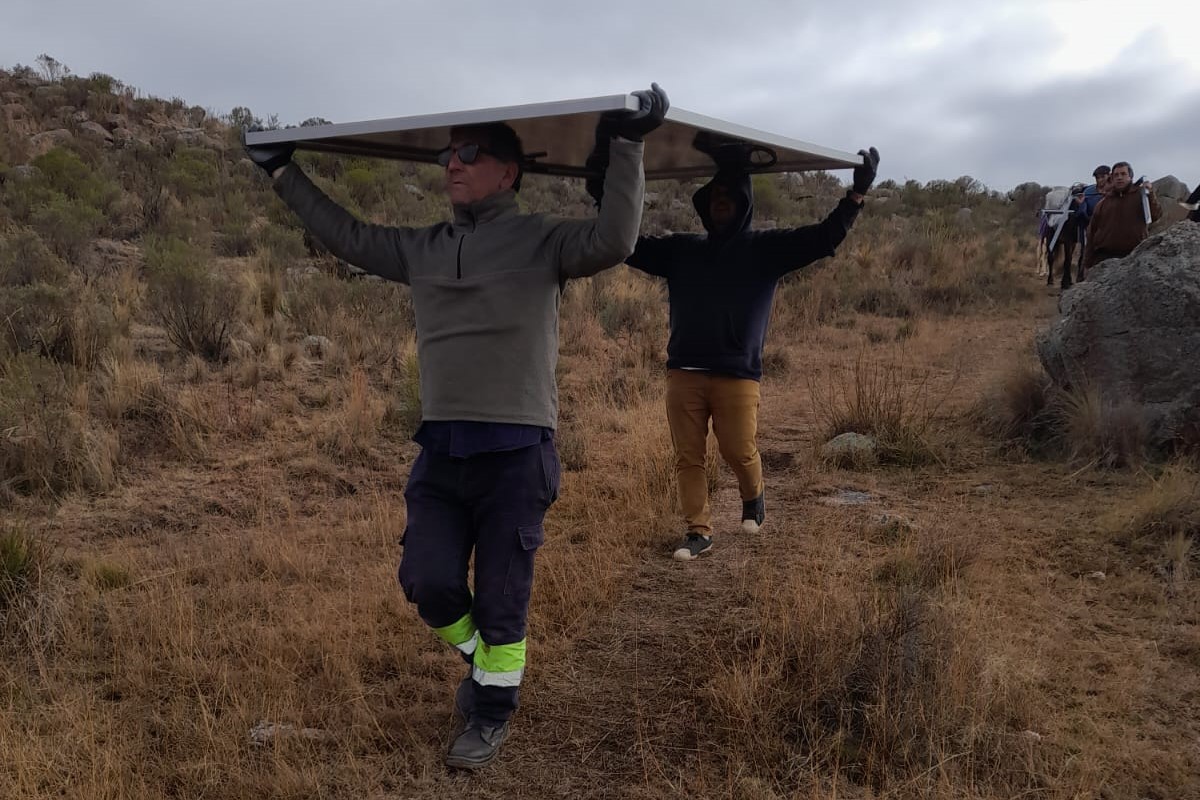 El ministerio de Desarrollo Productivo concretó la  instalación de kits solares en la zona de Mesilla del Cura, Las Chacras, hasta donde el equipo técnico debió trasladarse a lomo de burro debido a las dificultades del terreno y la ausencia de caminos vehiculares directos.