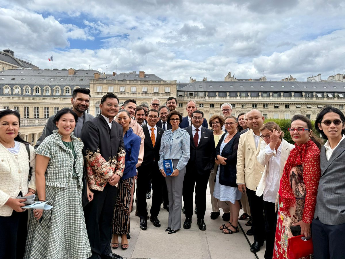 datirachida's tweet image. Avec mes homologues @fadlizon et Teuku RIEFKY HARSYA au @MinistereCC pour la 1ère réunion du dialogue culturel stratégique entre la France et l'Indonésie en présence de responsables culturels indonésiens et de présidents d'établissements publics culturels français. 🇫🇷🇮🇩
Cette…