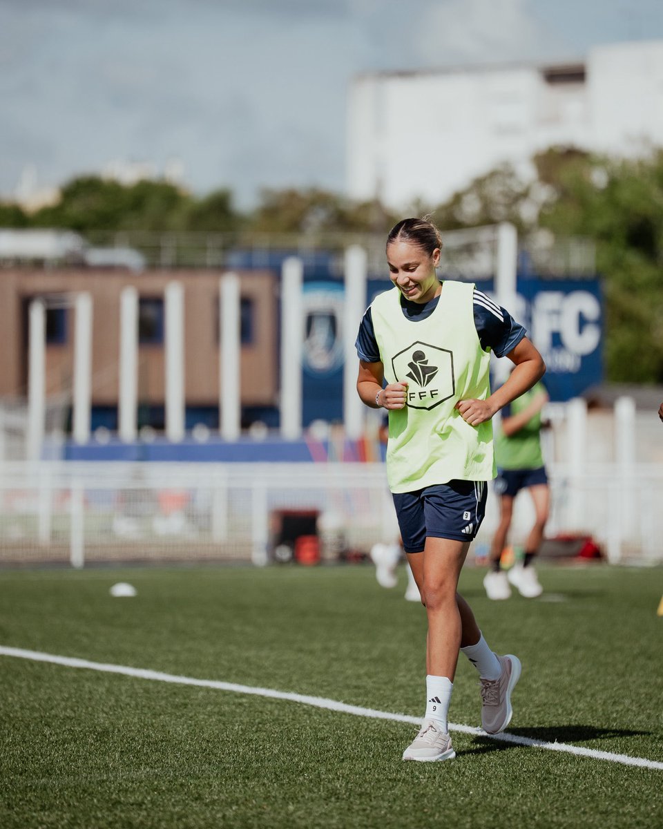 PFC_feminines's tweet image. 𝐁𝐞𝐚𝐮𝐜𝐨𝐮𝐩 𝐝𝐞 𝐬𝐨𝐮𝐫𝐢𝐫𝐞𝐬 𝐩𝐨𝐮𝐫 𝐥𝐚 𝐫𝐞𝐩𝐫𝐢𝐬𝐞 😁

👊 Nos Parisiennes retrouvaient les terrains ce mardi pour débuter la pré-saison ! 

🔵⚪️ #CertifiéParis