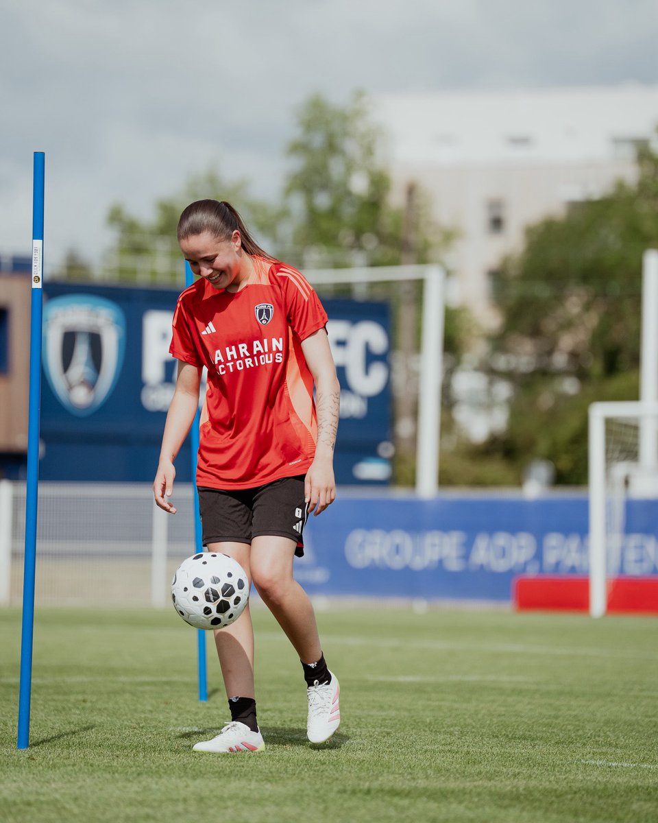 PFC_feminines's tweet image. 𝐁𝐞𝐚𝐮𝐜𝐨𝐮𝐩 𝐝𝐞 𝐬𝐨𝐮𝐫𝐢𝐫𝐞𝐬 𝐩𝐨𝐮𝐫 𝐥𝐚 𝐫𝐞𝐩𝐫𝐢𝐬𝐞 😁

👊 Nos Parisiennes retrouvaient les terrains ce mardi pour débuter la pré-saison ! 

🔵⚪️ #CertifiéParis