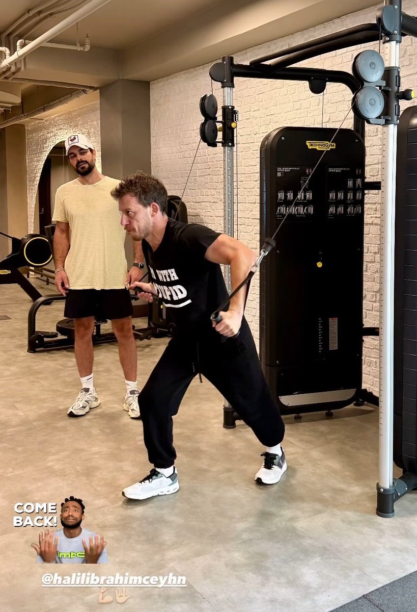 Halil Bey's look: "Stop struggling brother, you won't succeed anyway." 🤨💪😁

#HalilİbrahimCeyhan