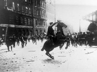 #OtD 15 Jul 1927 a mass strike broke out in Vienna, Austria after the acquittal of right-wing paramilitaries who killed a man and a child. Workers set fire to the Ministry of Justice and then were attacked by police. 89 were killed, some 600 injured stories.workingclasshistory.com/article/8679/j…