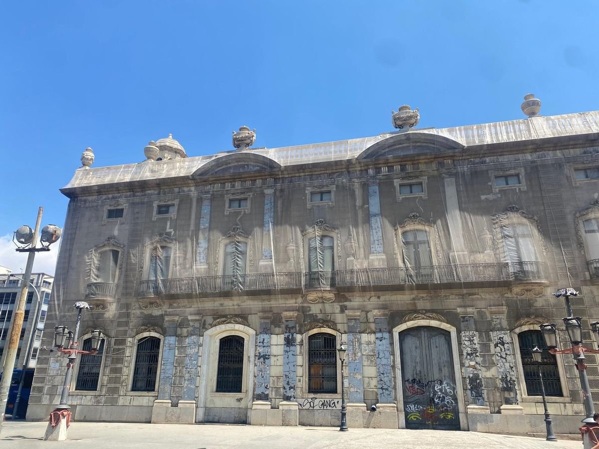 <a href="/btvnoticies/">btv notícies</a> Una altra puta remunta mentres el Palau de la Aduana, que podria ser el Louvre català, cau a pedaços.