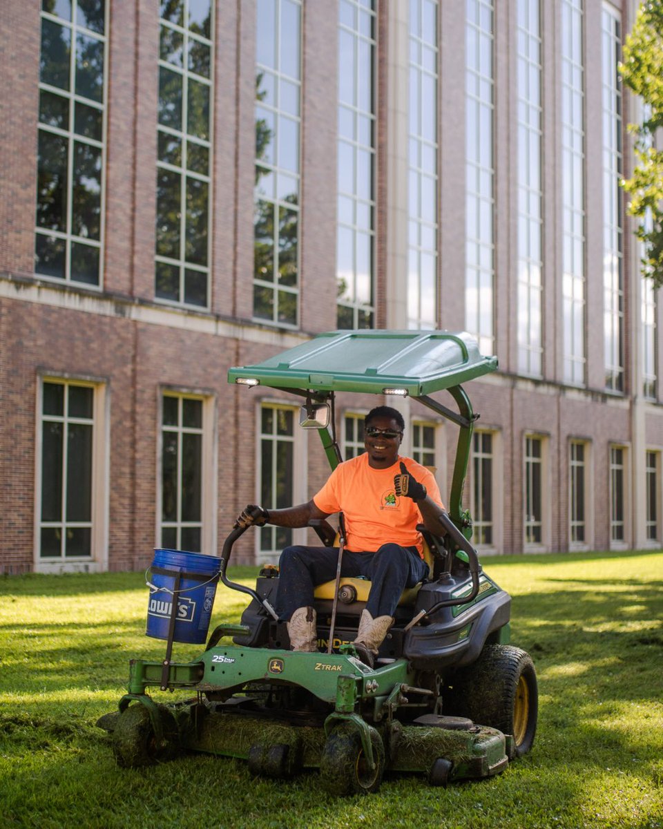 UFFacilities's tweet image. Facilities Services landscaping crew works hard...but the Florida sun in July works harder
🫠 😵💫
Friendly reminder to:
💧drink water like its your job
☀️wear sun protection (SPF, hats, sunglasses)
⏸️take breaks in the shade or AC
🧴reapply that SPF!
Stay cool, Gators🐊 #UF