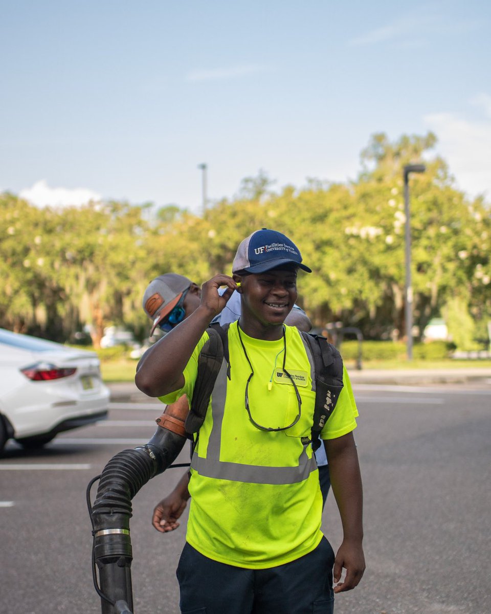 UFFacilities's tweet image. Facilities Services landscaping crew works hard...but the Florida sun in July works harder
🫠 😵💫
Friendly reminder to:
💧drink water like its your job
☀️wear sun protection (SPF, hats, sunglasses)
⏸️take breaks in the shade or AC
🧴reapply that SPF!
Stay cool, Gators🐊 #UF