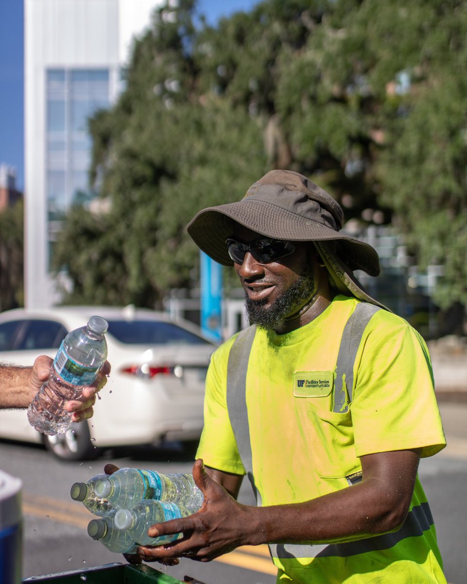 UFFacilities's tweet image. Facilities Services landscaping crew works hard...but the Florida sun in July works harder
🫠 😵💫
Friendly reminder to:
💧drink water like its your job
☀️wear sun protection (SPF, hats, sunglasses)
⏸️take breaks in the shade or AC
🧴reapply that SPF!
Stay cool, Gators🐊 #UF