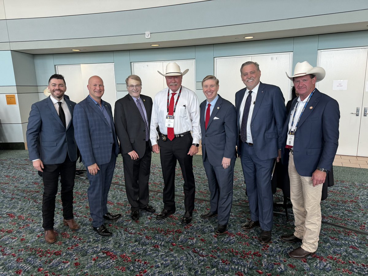 SenatorBirdwell's tweet image. Enjoyed the Sheriffs Association’s Convention today. Joined Gov. @GregAbbott_TX and other legislators as he signed a couple of key border related bills. I saw three of our great Sheriffs from SD 22, Sheriff Norman of Ellis County, Sheriff Deeds of Hood County, and Sheriff West of…