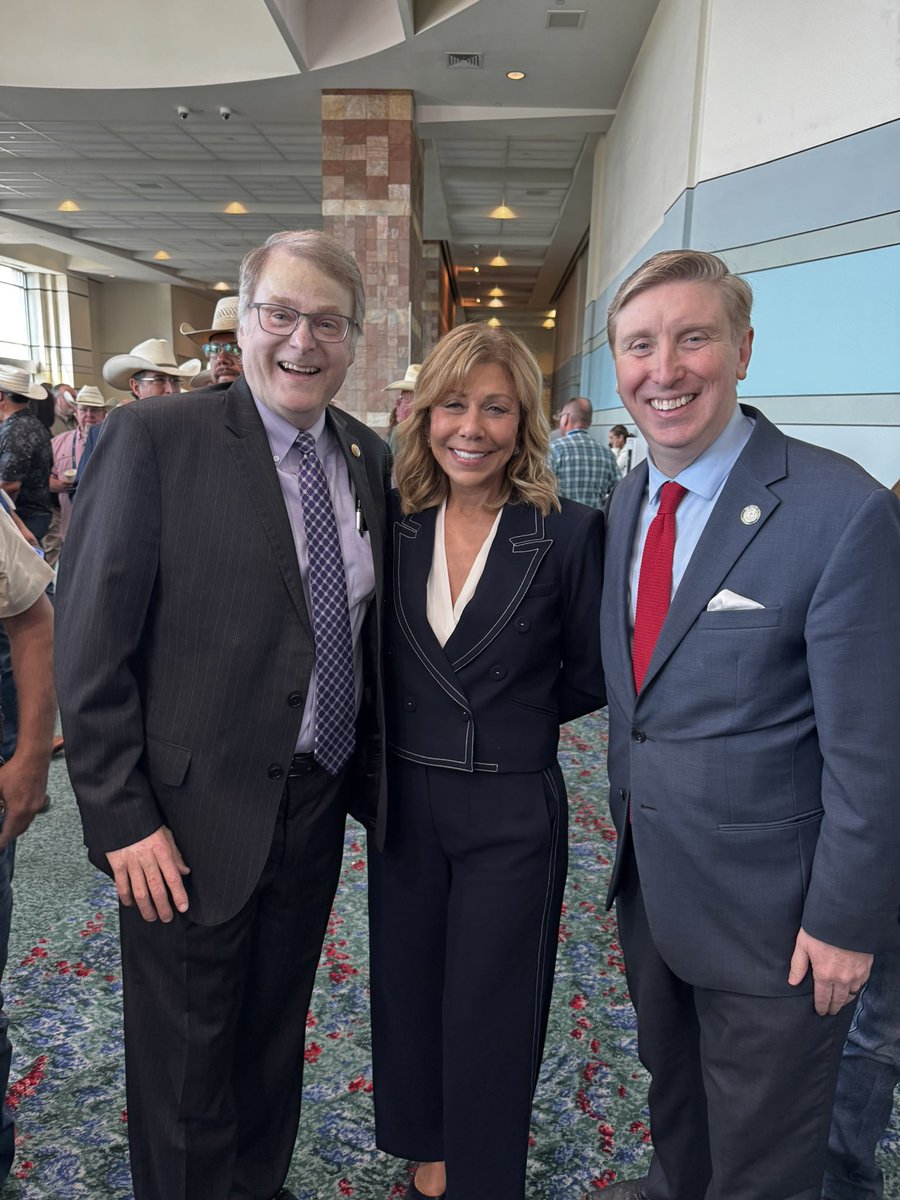 SenatorBirdwell's tweet image. Enjoyed the Sheriffs Association’s Convention today. Joined Gov. @GregAbbott_TX and other legislators as he signed a couple of key border related bills. I saw three of our great Sheriffs from SD 22, Sheriff Norman of Ellis County, Sheriff Deeds of Hood County, and Sheriff West of…
