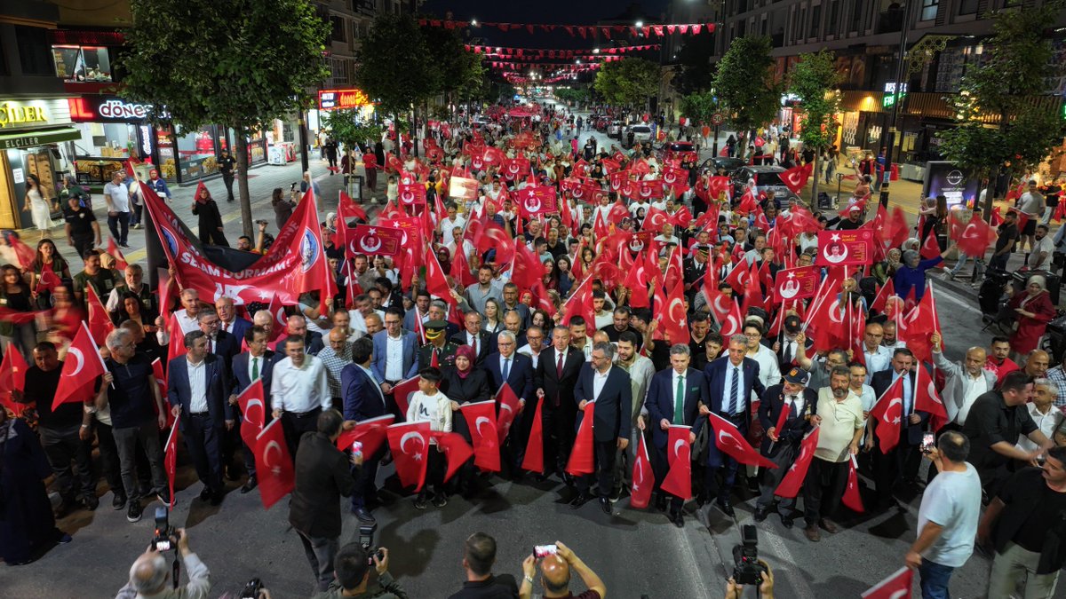 15 Temmuz Demokrasi ve Milli Birlik Günü programları kapsamında Tren Garı önünden Kongre Müzesi bahçesine kadar yürüyüş düzenlendi.

Türk bayrakları eşliğinde gerçekleştirilen yürüyüşe; Başkanımız Dr. Adem Uzun, Vali Yılmaz Şimşek, Milletvekili Hakan Aksu, Rukiye Toy, il