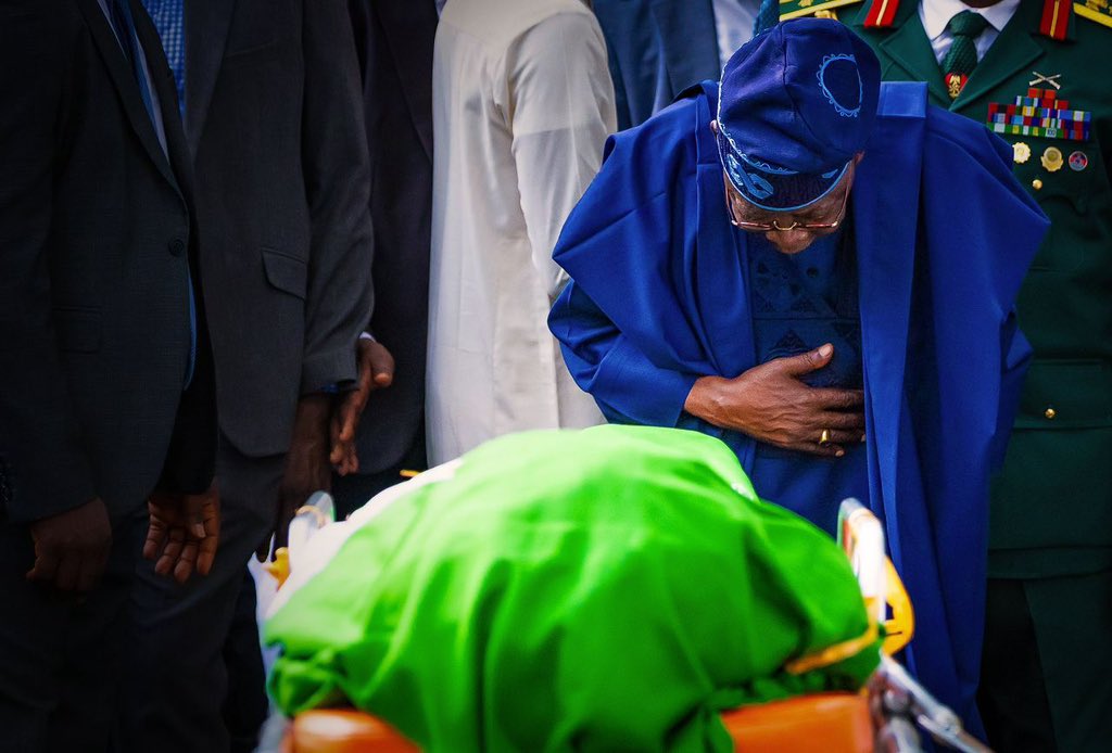 fkeyamo's tweet image. This is EXACTLY how to pay the last respect to a leader and a friend. Thank you, Mr. President.