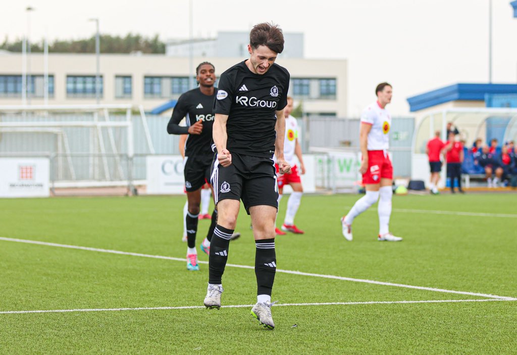 Firing us into an early lead 💥

⚫️ 1-0 ⚪️ | #CRFCLive