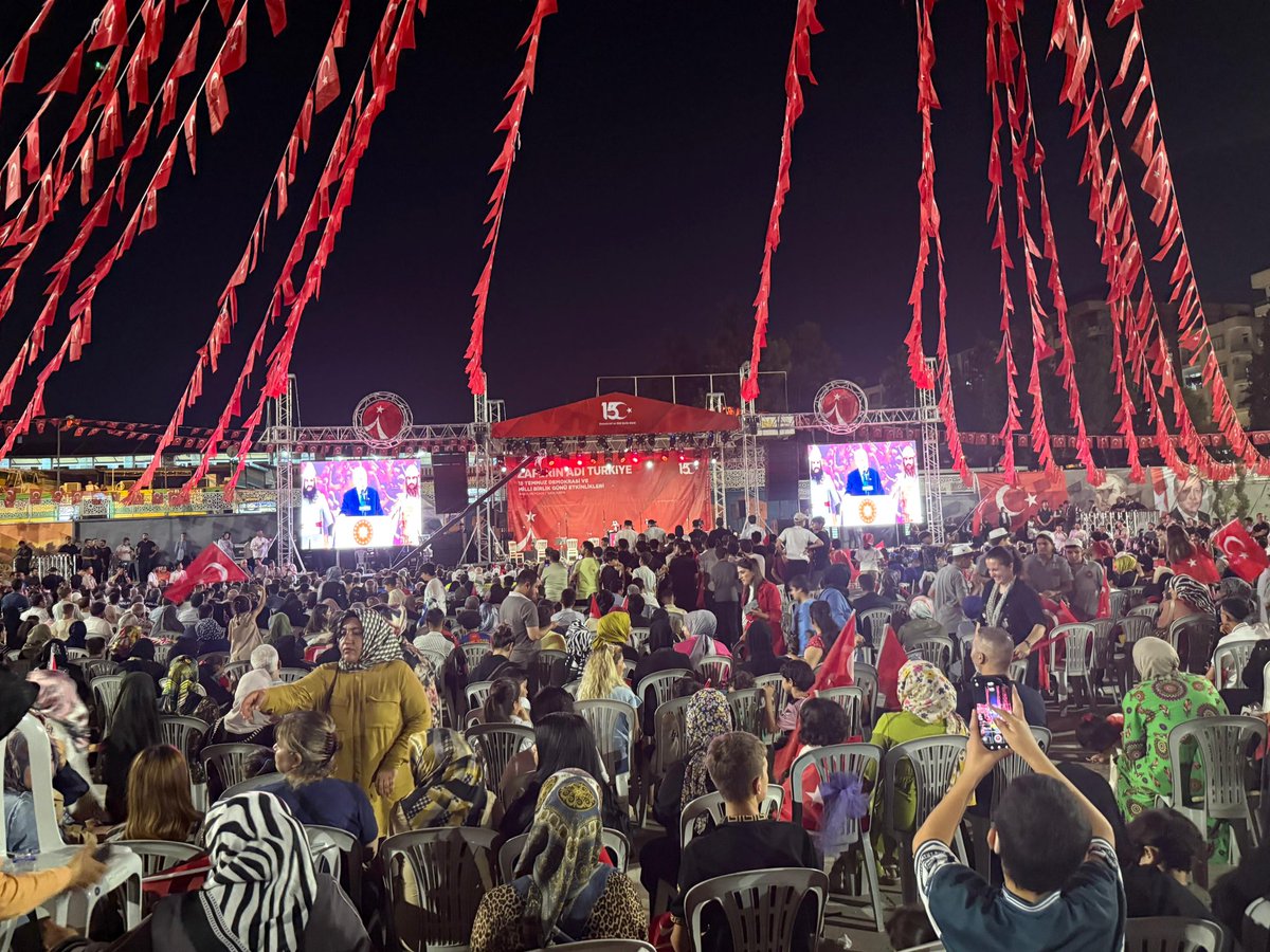 Şanlıurfa Valiliği himayelerinde, Üniversitemizin de katkı verdiği 15 Temmuz Demokrasi ve Millî Birlik Günü etkinliği Rabia Meydanı’nda gerçekleştirildi. 

Programa Rektörümüz Prof. Dr. Mehmet Tahir Güllüoğlu da iştirak etti.
#ZaferinAdıTürkiye #15Temmuz