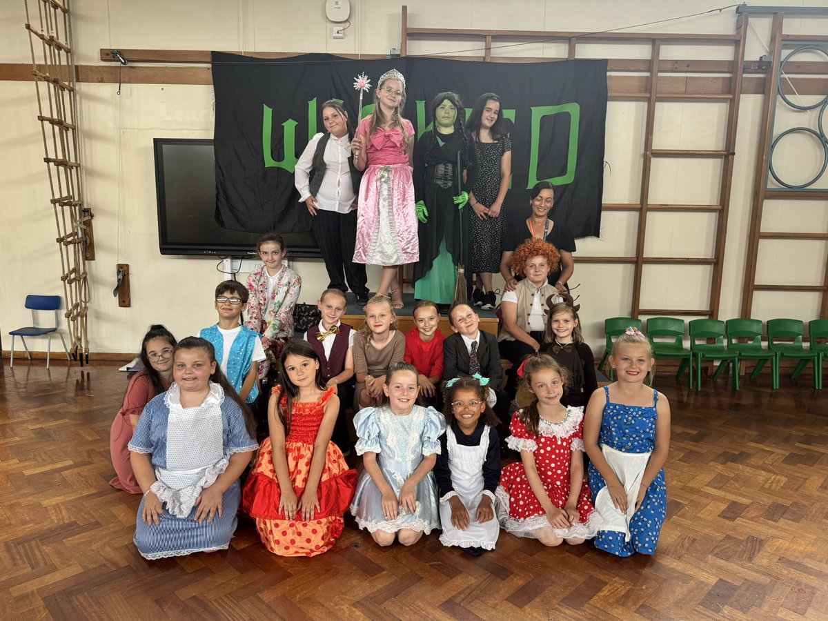 clark84_em's tweet image. What an amazing day today. The production of Wicked @ElpRosedale @ExceedLP was phenomenal this evening. Ms Adams has worked so hard on this with our pupils. Then home to find out Dex won the 100m at sports day @HayfieldPEDept and he is buzzing!