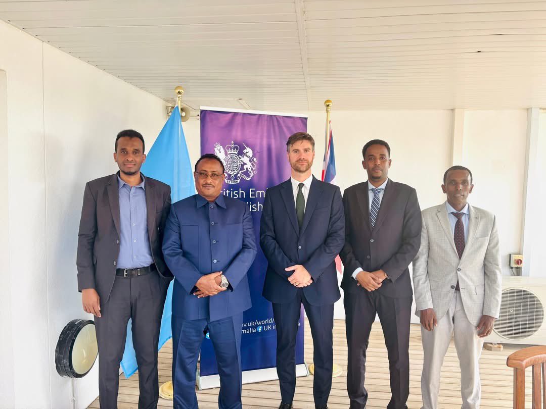 Guddoomiyaha G/Banaadir ahna Duqa Muqdisho, Dr. Xasan Maxamed Xuseen (Muungaab) &amp; Danjiraha Dowladda Ingiriiska u fadhiya Soomaaliya, Amb. Charles King, ayaa ka wada hadlay dardargelinta mashaariicda horumarineed iyo taageerida geeddi-socodka dimuqraadiyeynta dalka.