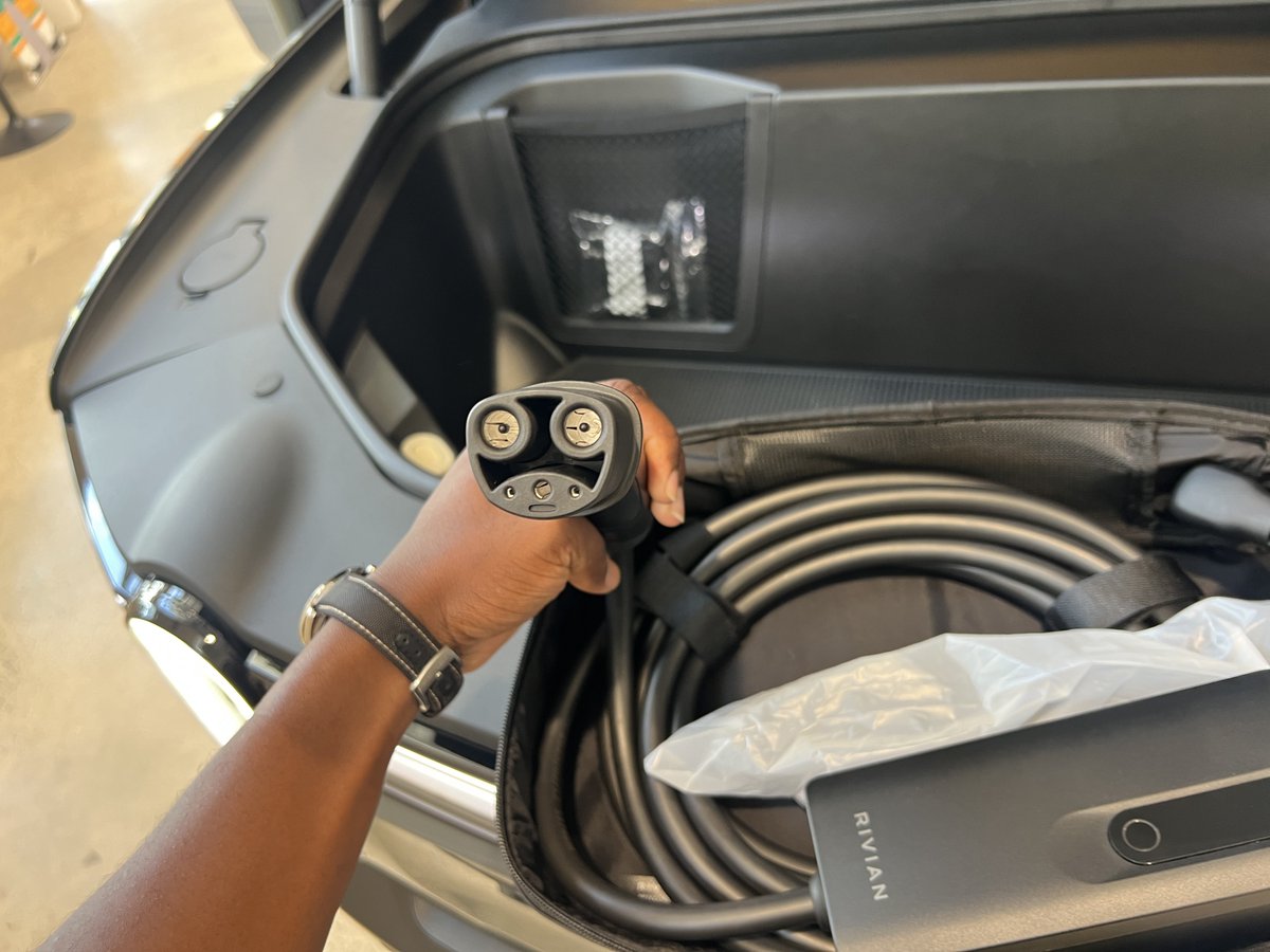 RivianUpdates's tweet image. Got a chance to look at the new Rivian NACS portable charger.
The button unfortunately does not open the charge port door, it’s just an eject button. Looks nice though.