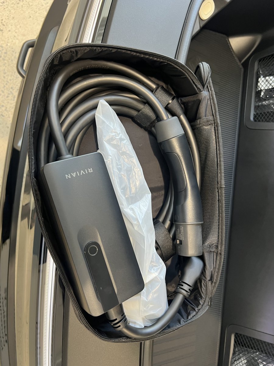 RivianUpdates's tweet image. Got a chance to look at the new Rivian NACS portable charger.
The button unfortunately does not open the charge port door, it’s just an eject button. Looks nice though.