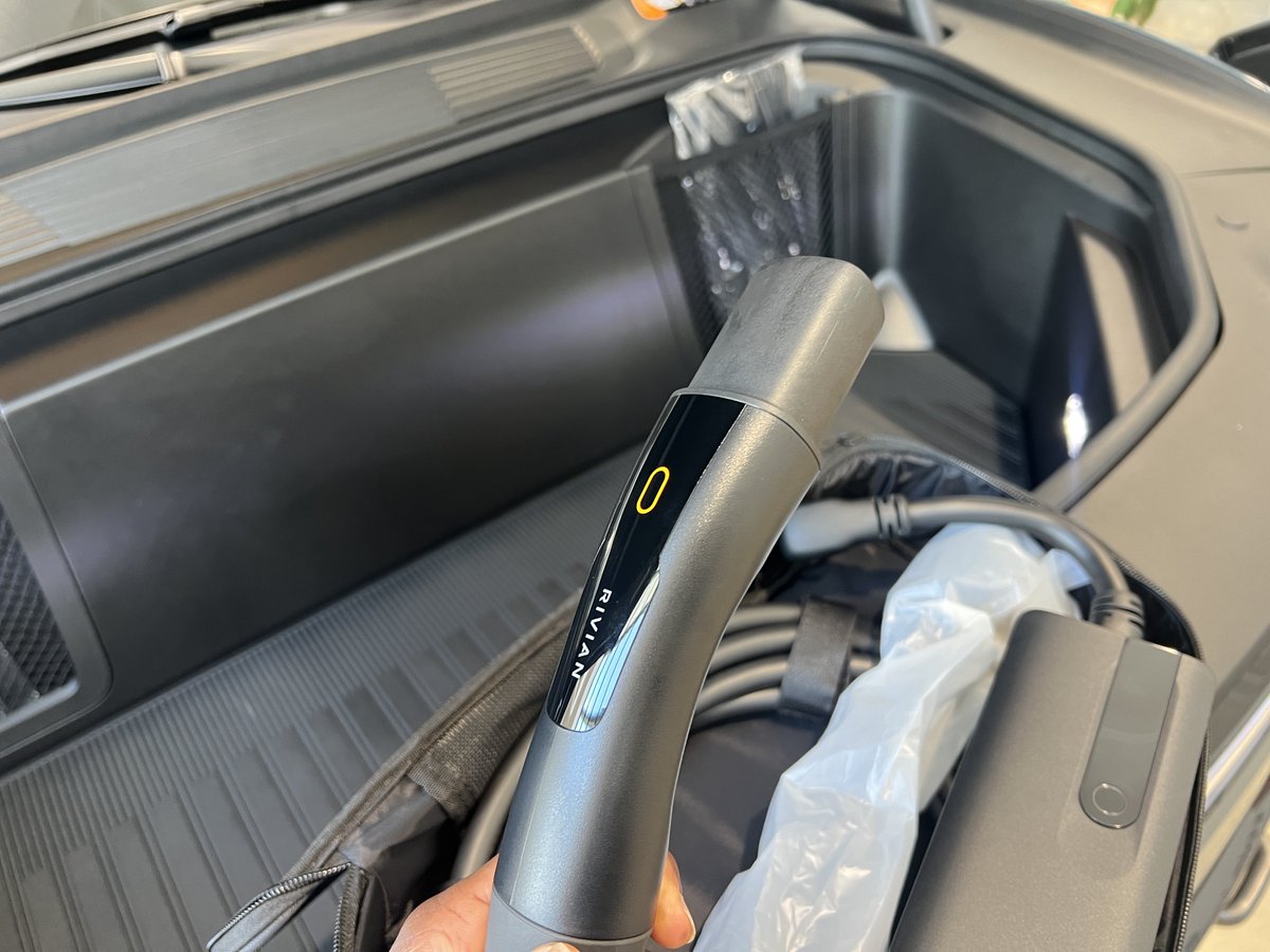 RivianUpdates's tweet image. Got a chance to look at the new Rivian NACS portable charger.
The button unfortunately does not open the charge port door, it’s just an eject button. Looks nice though.