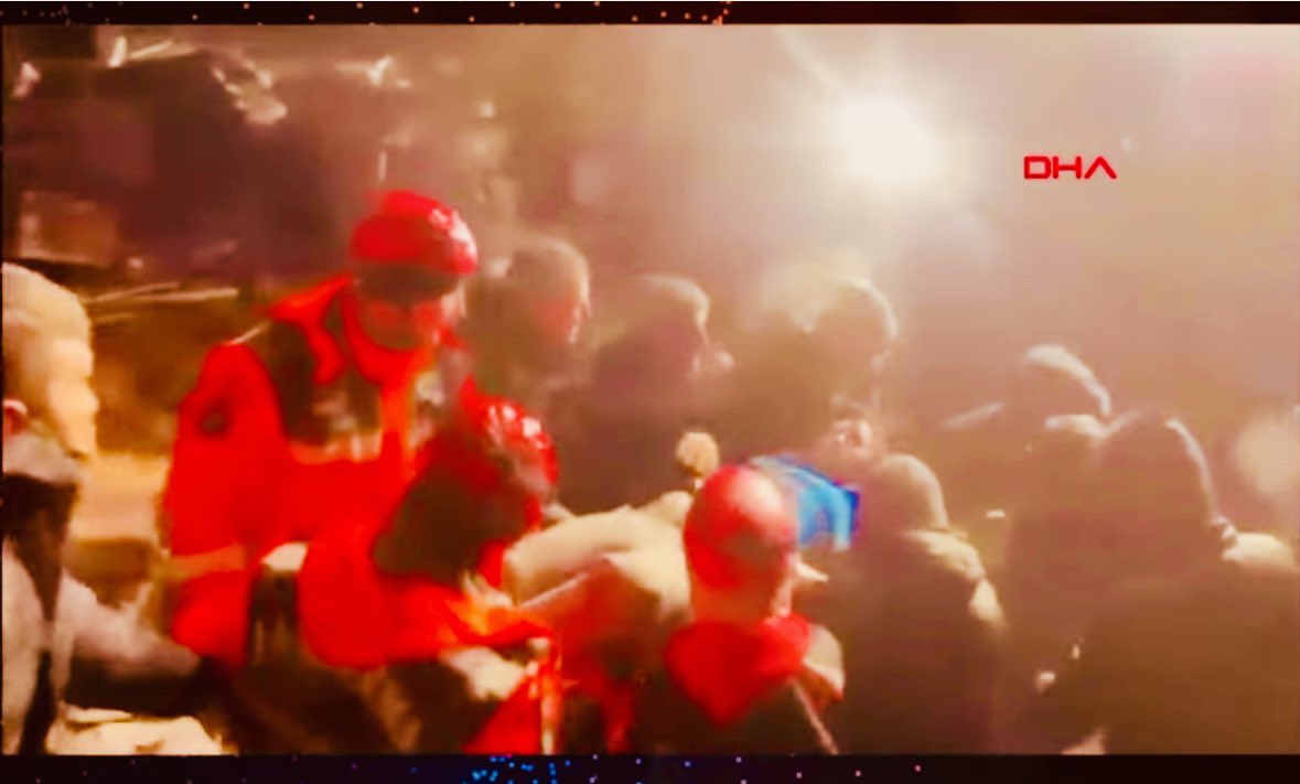 Gittiğin her yer senden bir iz taşır.
#isiasortakdavamız #isiasolasıkast
Gittiğin her yerde bir iz ve bir anı bırakırdın. 
Son gittiğin yer burasıydı ve yine bir iz bırakarak gittin.
Alacağın olsun NazımCan.😔