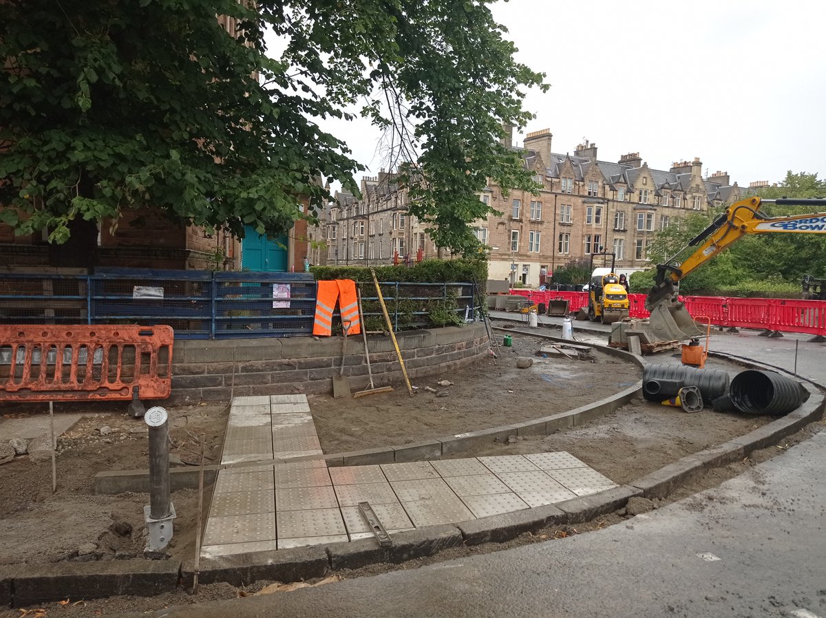 LivingStreetsEd's tweet image. Wonderful to see the new proper pavement being installed at Preston Street school, replacing the 'temporary' (5 years?) footway extension bollards.
Decent pavements at every school, please! @Edinburgh_CC