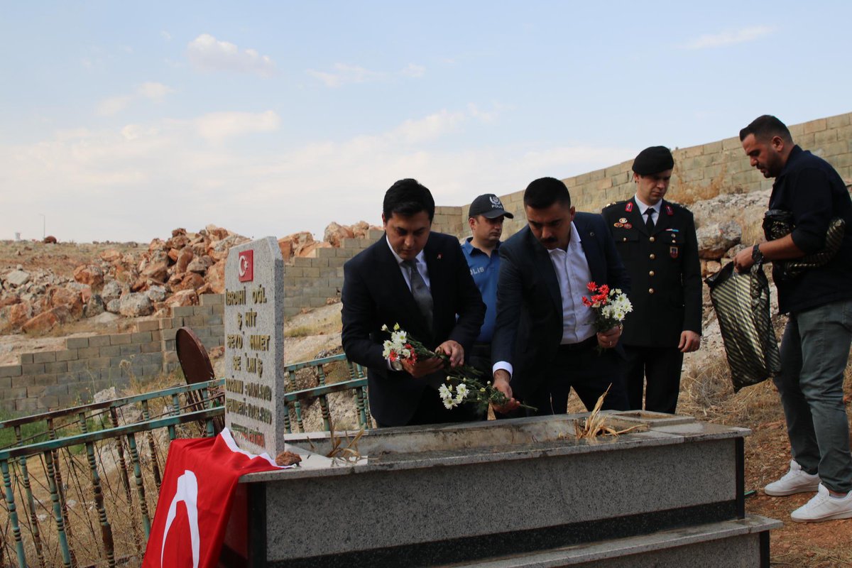Kaymakamımız - Belediye Başkan V. Sayın Hakan BAŞOĞLU, vatan uğruna canlarını feda eden aziz şehitlerimizin kabirlerini ziyaret ederek dualarla andı.

Ardından şehitlerimizin kıymetli ailelerine hane ziyareti gerçekleştirerek ailelerimizle bir araya geldi 

Tüm Şehitlerimize