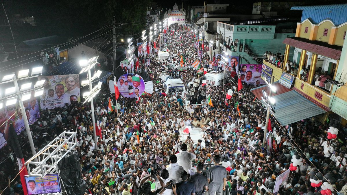 EPSTamilNadu's tweet image. சோழபுரம் கொண்ட 
ஜெயங்கொண்டம் வந்தடைந்தேன். 

2026-சட்டமன்ற தேர்தலில்  @AIADMKOfficial திமுக விடியா அரசை வீழ்த்தி ஜெயம் கொள்ளும் என்பதை பெருங்கூட்டமாய் கூடி எழுச்சியுடன் தெரிவிக்கின்றனர் இத்தொகுதி பெருமக்கள்!

#ByeByeStalin 

#மக்களைக்_காப்போம்
#தமிழகத்தை_மீட்போம்