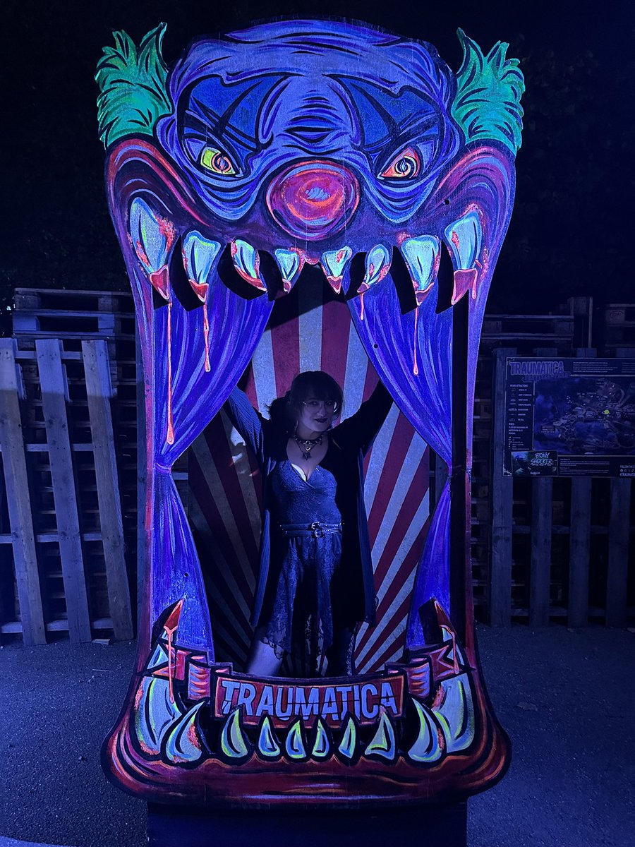 Yes I am mentally counting down until spooky season so I can blend into horror nights again 😈