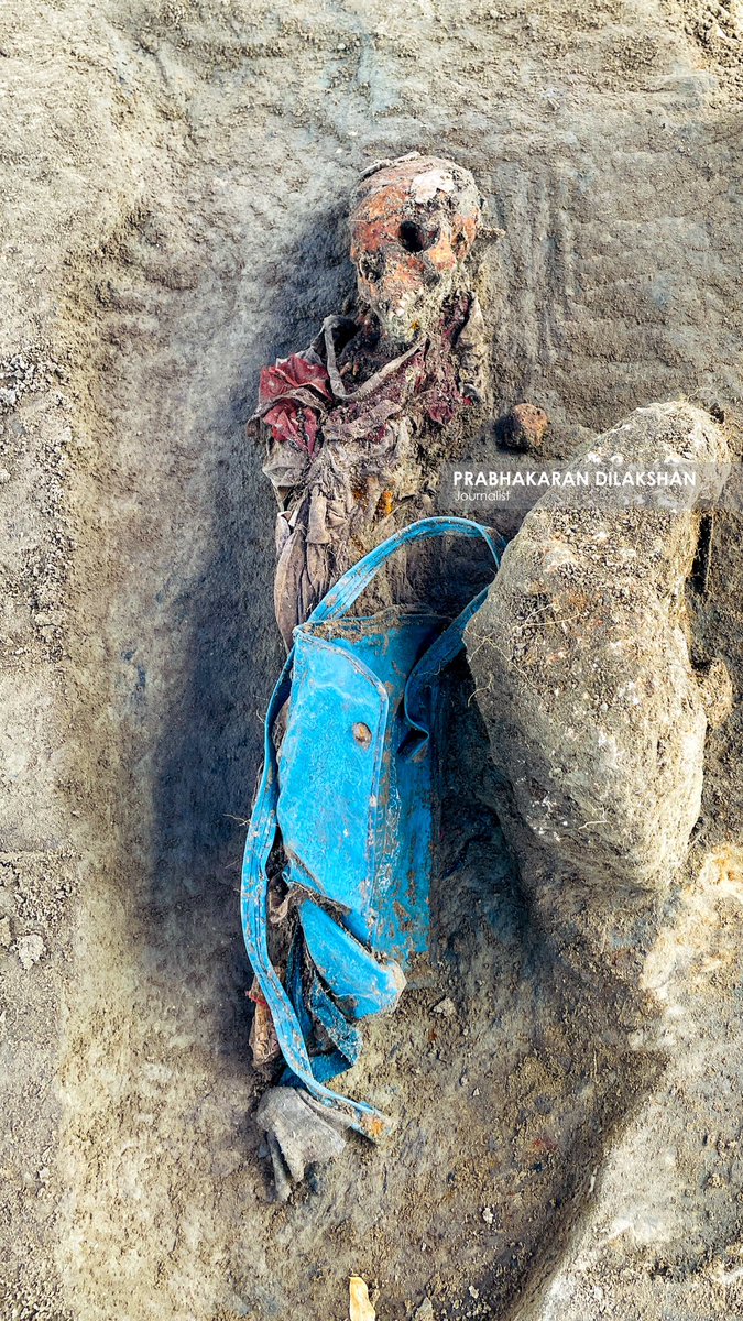 Prabhakaranlk's tweet image. செம்மணிப் புதைகுழியில் நீல நிற புத்தகப்பை, சிறுவர்கள் விளையாடும் பொம்மை போன்றவற்றோடு அடையாளம் காணப்பட்ட என்புத் தொகுதி 4-5 வயதுடைய சிறுமியினுடைய என்புத் தொகுதி என சட்ட மருத்துவ அதிகாரி பிரணவன் செல்லையாவினால் இன்றைய தினம் நீதிமன்றில் தெரிவிக்கப்பட்டது.
#chemmani