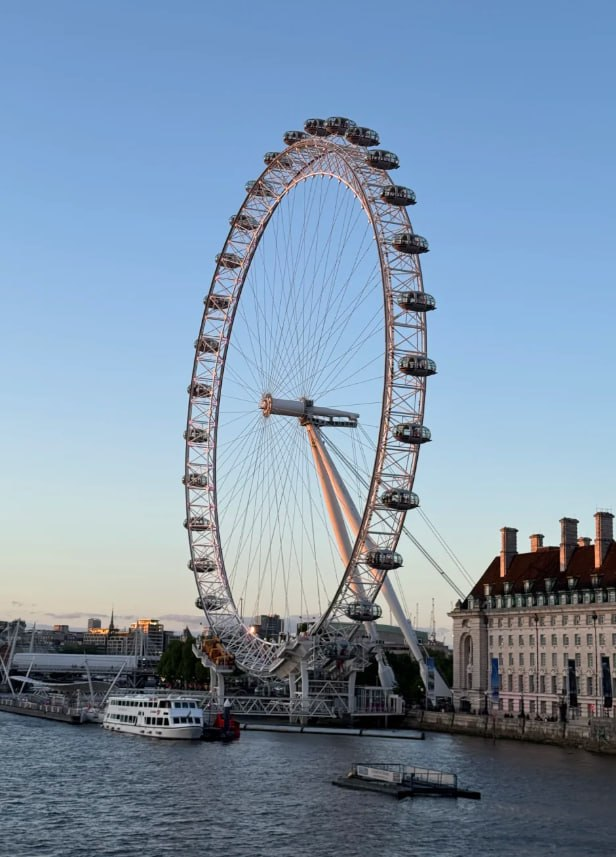 Mano88883672's tweet photo. London in the summertime is so comfortable, it's just like a city in a movie! Just strolling around, you will fall in love with London's sunset and blues time. 😍☺️ https://t.co/2MOjTFnws9