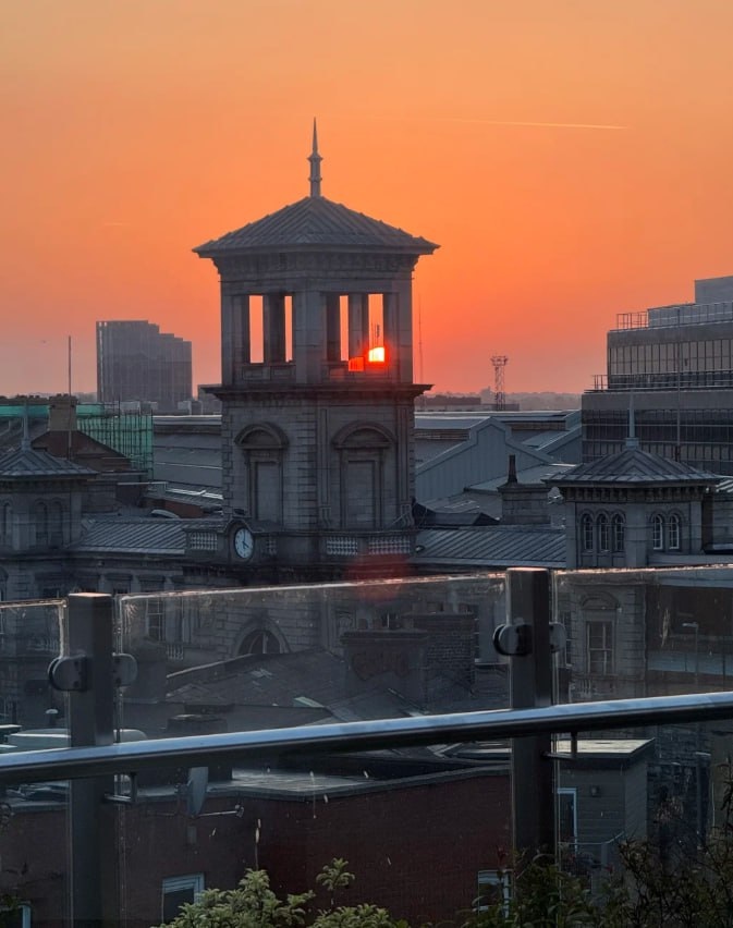 Mano88883672's tweet photo. London in the summertime is so comfortable, it's just like a city in a movie! Just strolling around, you will fall in love with London's sunset and blues time. 😍☺️ https://t.co/2MOjTFnws9