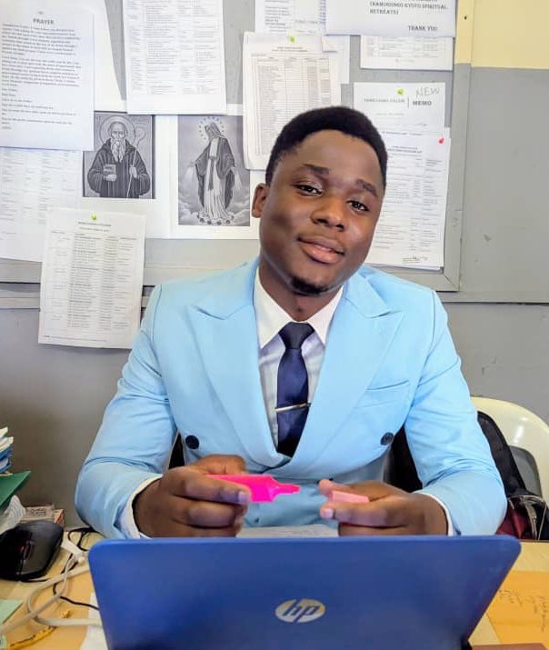 <a href="/SserunkuumaMat1/">Sserunkuuma Mathew</a> in his prime low budget days VERSUS now 😂👐🏻.
Just as the 🍏 doesn’t not fall far from its tree, he received the best grooming at ST HENRY’S COLLEGE KITOVU into the gentleman he is now 🤝
#shackgentlemen
<a href="/ShackAlumni/">SHACKOBA</a> <a href="/KabojjaOld/">MPSK Alumni</a>