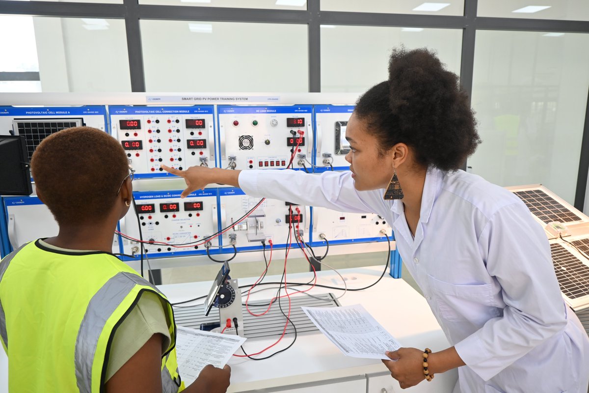 PNUDBenin's tweet photo. Aujourd'hui, c'est la #JournéeMondialeDesCompétencesDesJeunes sur le thème de l'autonomisation des jeunes grâce à l'#IA &amp; aux compétences numériques.

Au Bénin 🇧🇯, nous dotons les jeunes de compétences numériques et leur offrons des opportunités de formation à travers l'#UniPod. https://t.co/iuCtA255BD