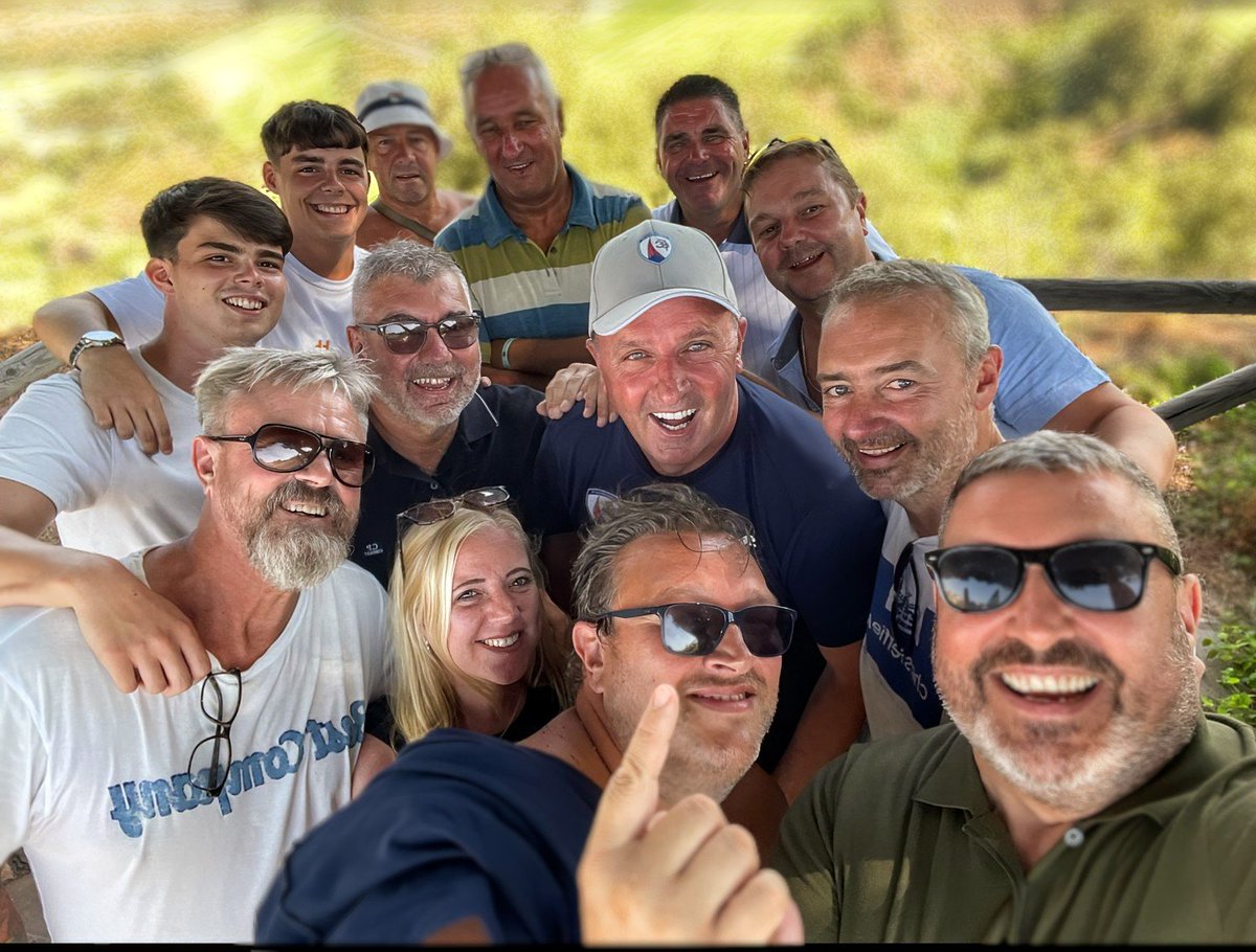 Chesterfield FC Manager Paul Cook joining for a photograph with the Travelling SPIREITE's today in Spain. . What a Guy!!
 
Like if you're a SPIREITE 🩵💯👇